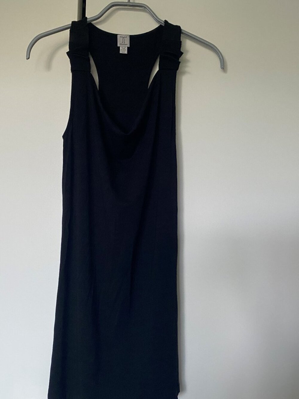 Camisole noire stretch avec rubans aux épaules et col légèrement châle